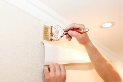 Pose de papier peint à Manas — revêtements muraux et toiles de verre